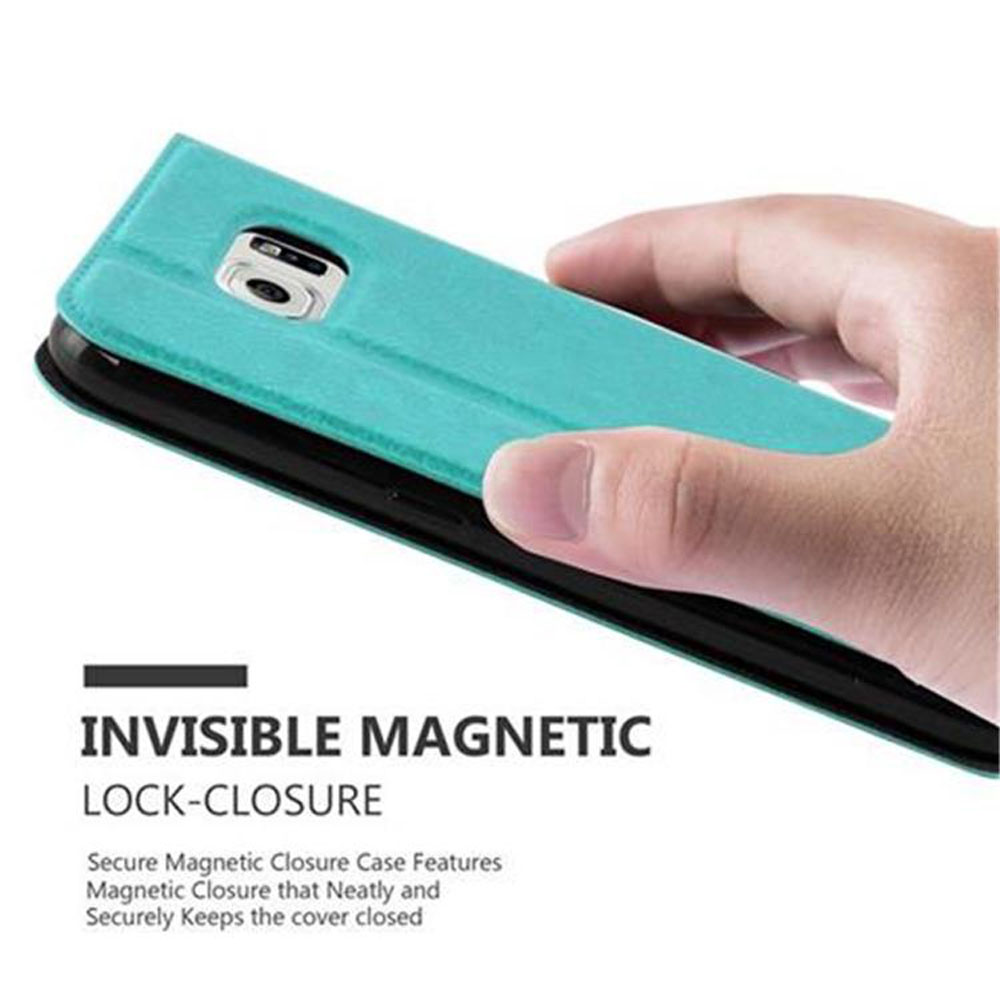 Mano che tiene aperta una custodia a libro turchese. La custodia ha una chiusura magnetica.
