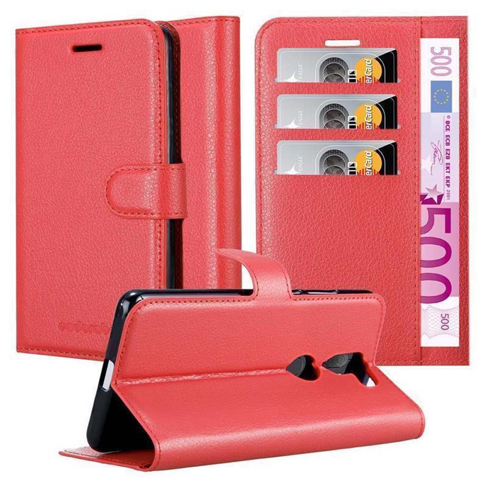 Custodia rossa per telefono con design a portafoglio. Carte e telefono visibili. Sfondo bianco.