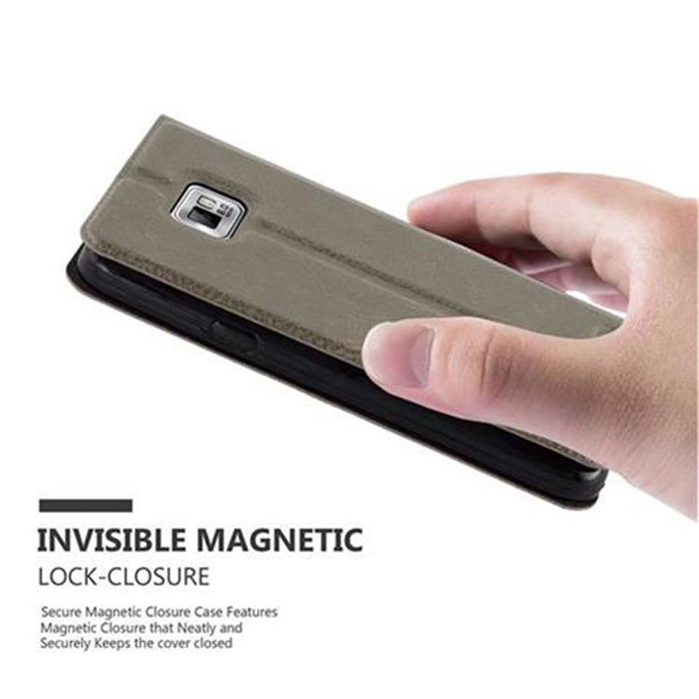 Mano sosteniendo una funda para teléfono. El texto dice: Cierre magnético invisible.