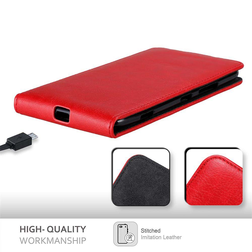 Rote Handyhülle mit Ladekabel. Detailbilder zeigen Nähte und Leder.