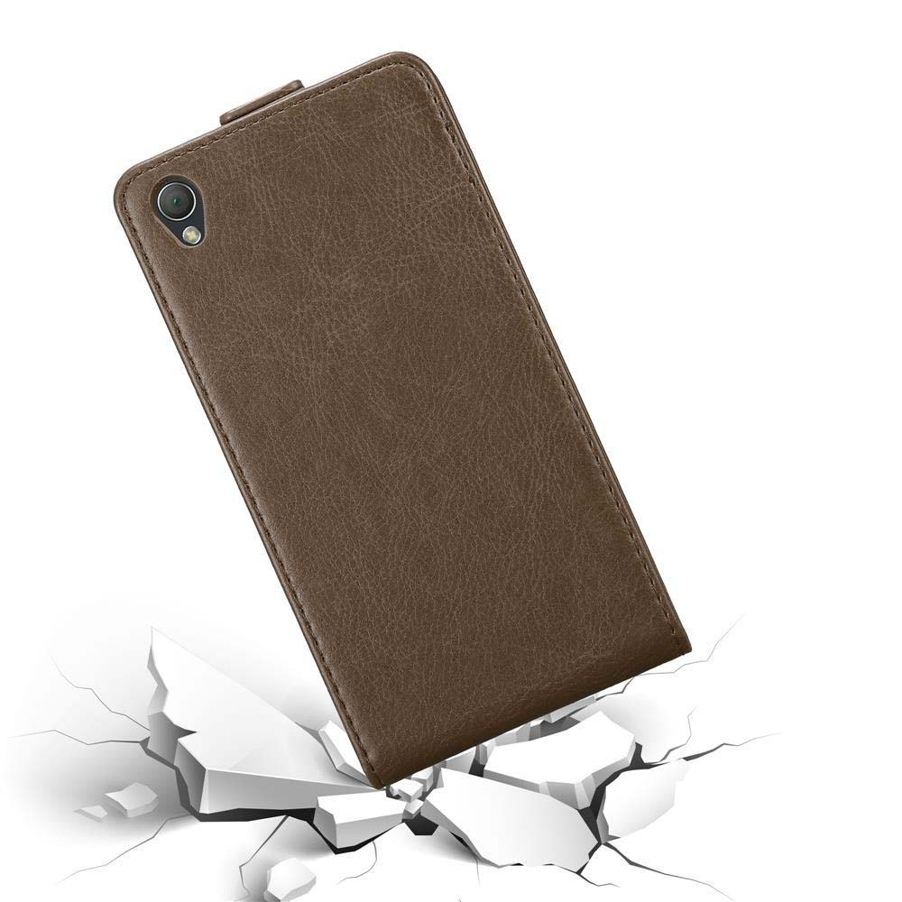 Eine braune Handyhülle mit Telefon darin, die eine Oberfläche aufbricht. Zeigt die Kamera des Telefons.