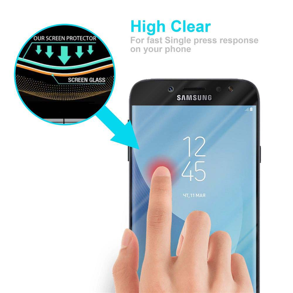 Telefono con protezione schermo. Un dito preme sullo schermo. Testo ad alta trasparenza e vetro schermo.