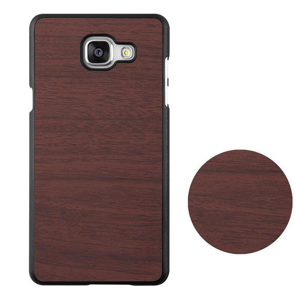 Funda de teléfono marrón oscuro con borde negro y muestra circular separada.