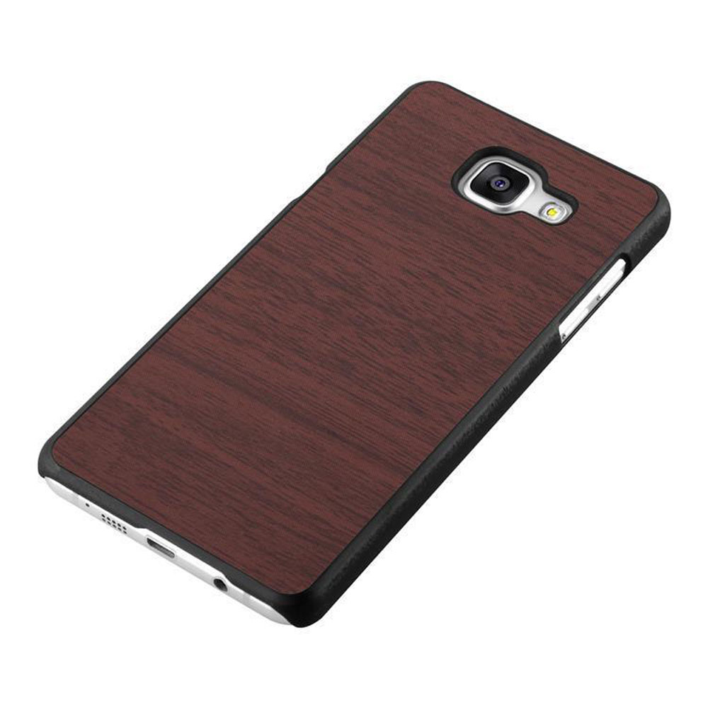 Una funda para teléfono con diseño de vetas de madera. La funda es marrón. La funda está sobre una superficie blanca.