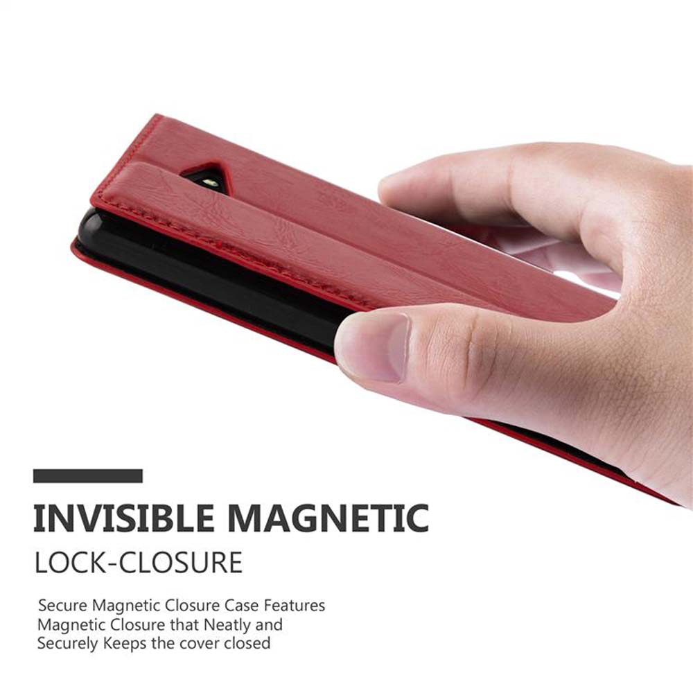 Mano che tiene custodia rossa su telefono nero. Testo: INVISIBLE MAGNETIC LOCK-CLOSURE.
