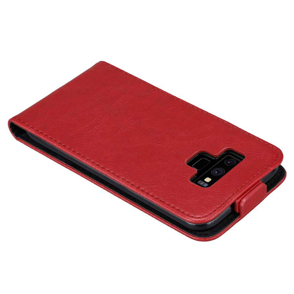 Custodia rossa per telefono. La custodia è aperta, con un telefono all'interno. La custodia è su una superficie bianca.