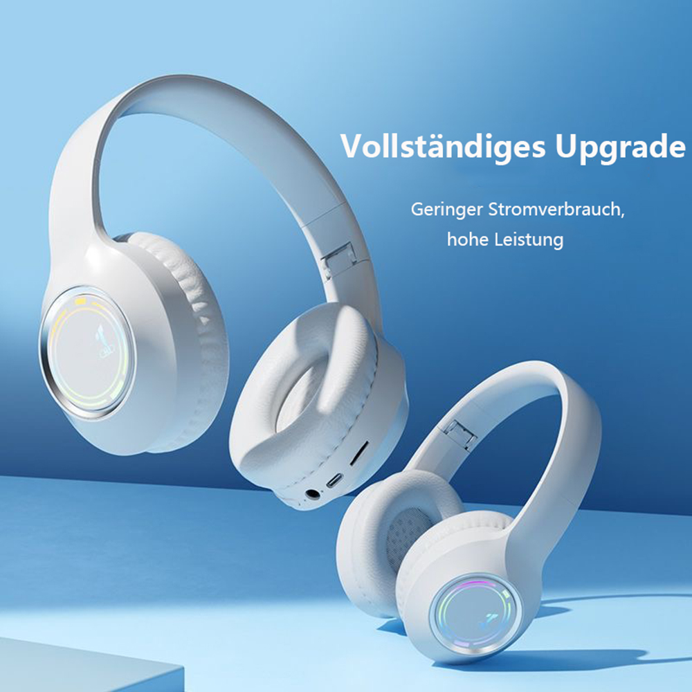 Zwei weiße Kopfhörer auf blauer Oberfläche. Das Bild hat deutschen Text.