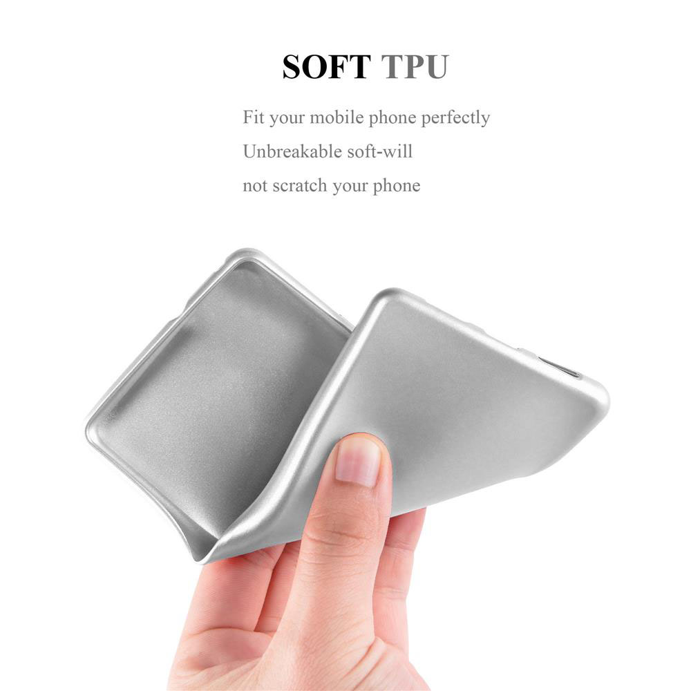 Eine silberne Handyhülle in der Hand, gefaltet. Der Text oben lautet SOFT TPU.