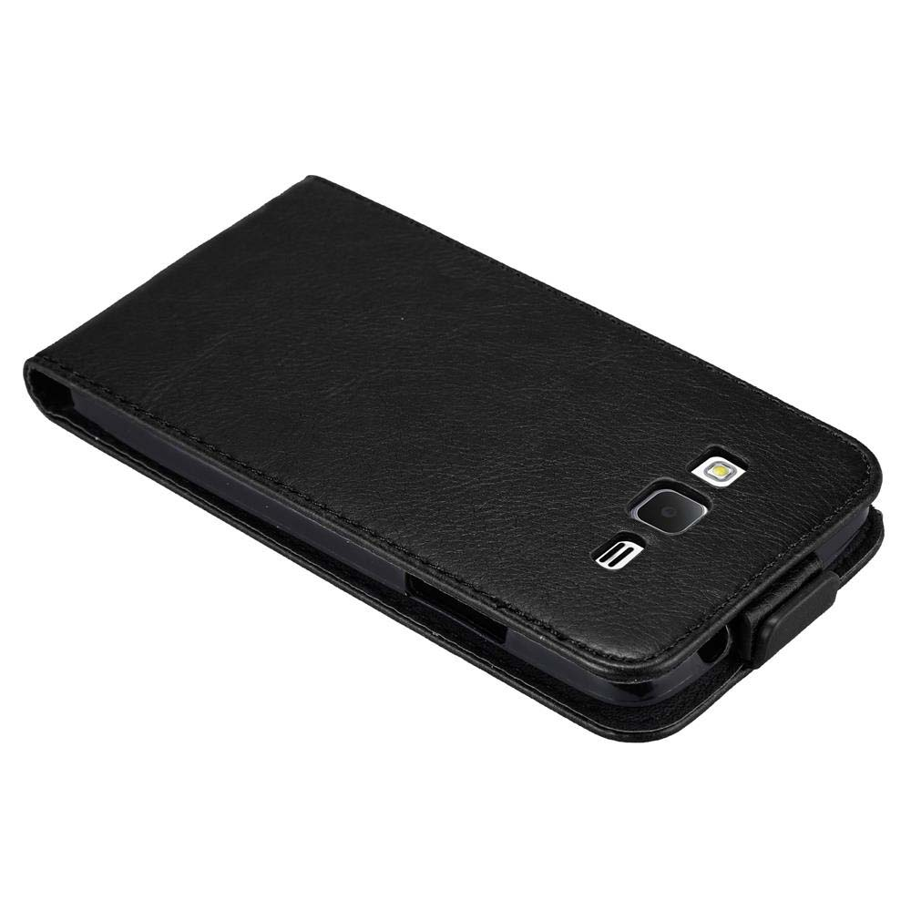 Se muestra una funda de teléfono negra. La funda está cerrada, con un agujero para la cámara y un cierre.