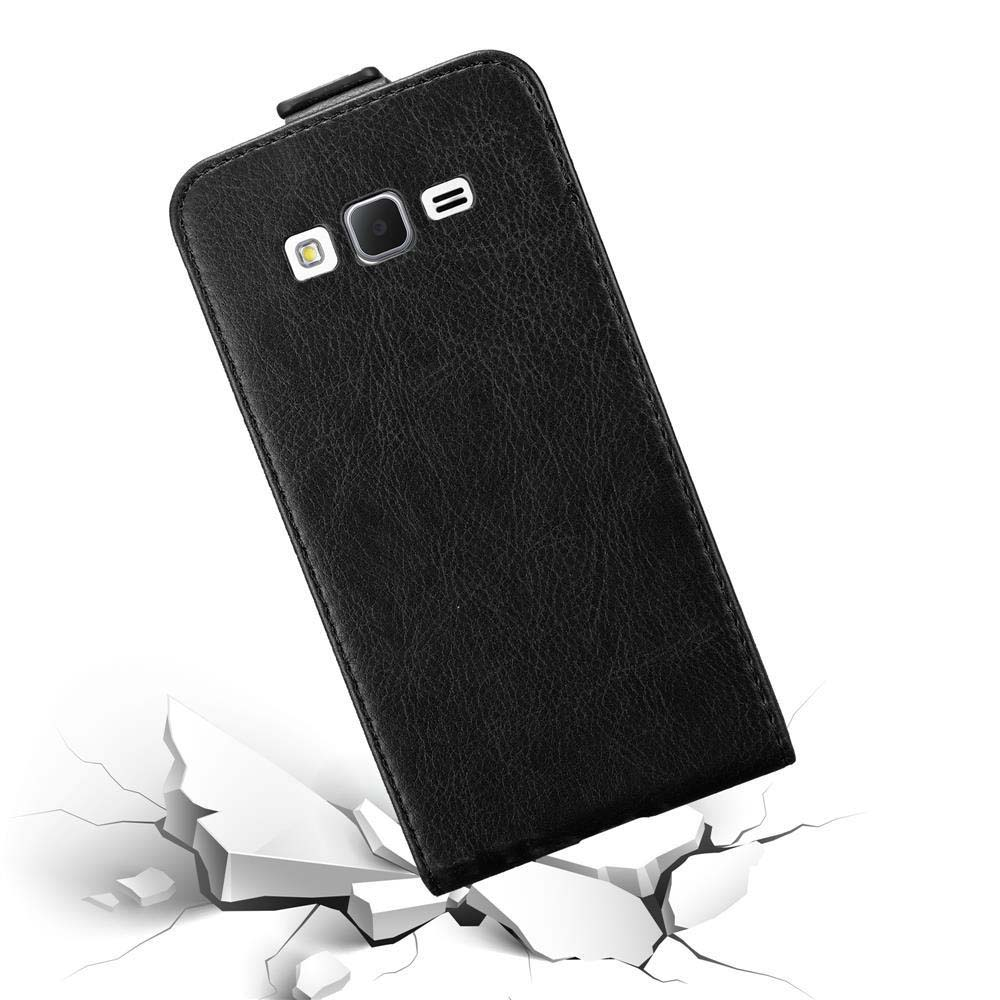 Una funda negra para teléfono con una superficie texturizada está sobre una superficie blanca. El teléfono no está dentro.