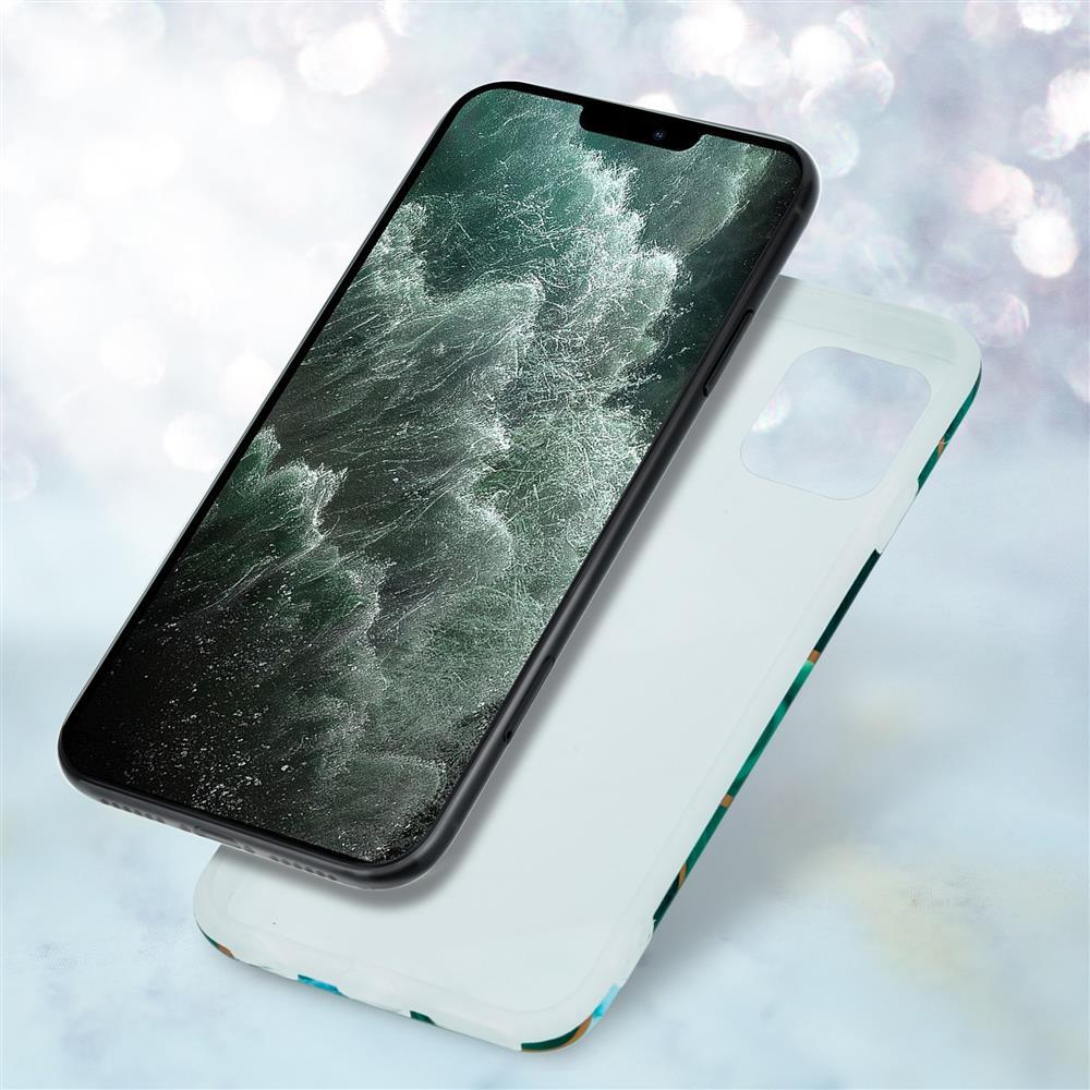 Ein Telefon mit Hülle, mit Wasserszene auf dem Bildschirm, die in einem unscharfen Hintergrund schwebt.