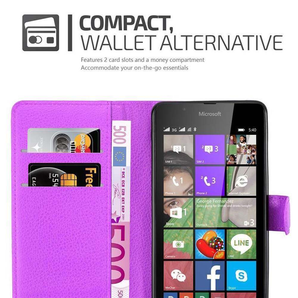 Custodia viola per telefono aperta con telefono e carte all'interno. Testo: COMPATTO, ALTERNATIVA PORTAFOGLIO.