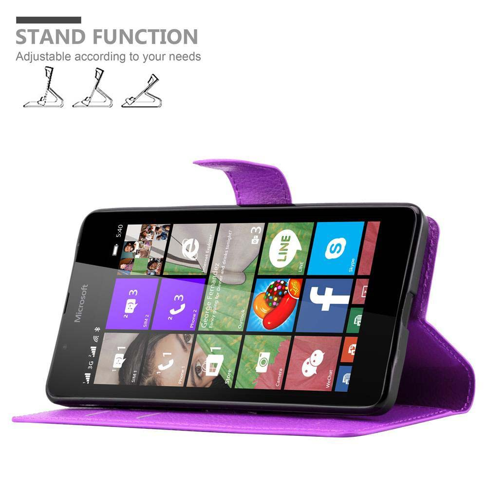 Un telefono in una custodia viola è appoggiato. Il telefono mostra le app. Viene pubblicizzata la funzione stand.