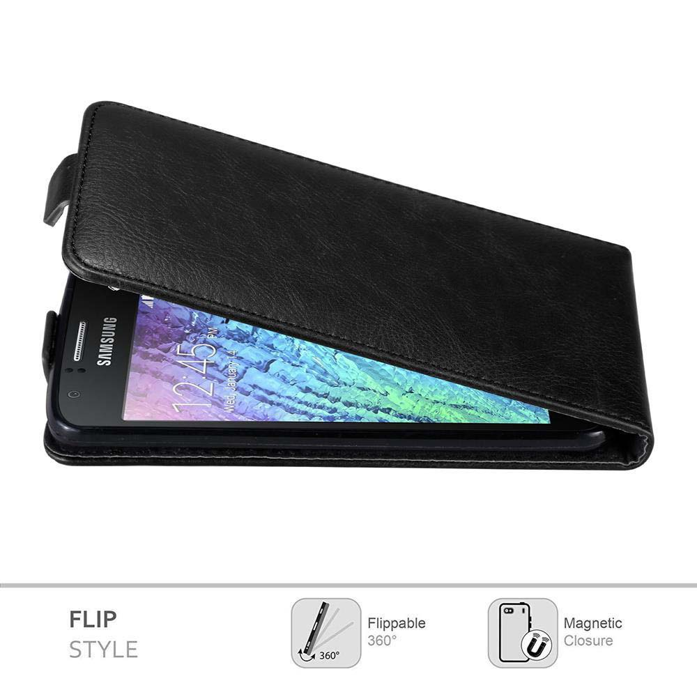 Schwarze Handyhülle im Flip-Stil, das Telefon mit eingeschaltetem Bildschirm zeigend.