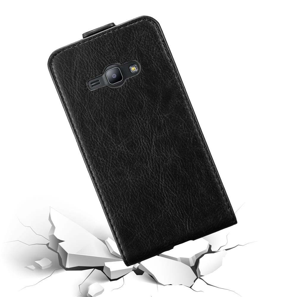 Eine schwarze Handyhülle auf einer weißen Oberfläche mit Rissen. Die Hülle ist schräg.