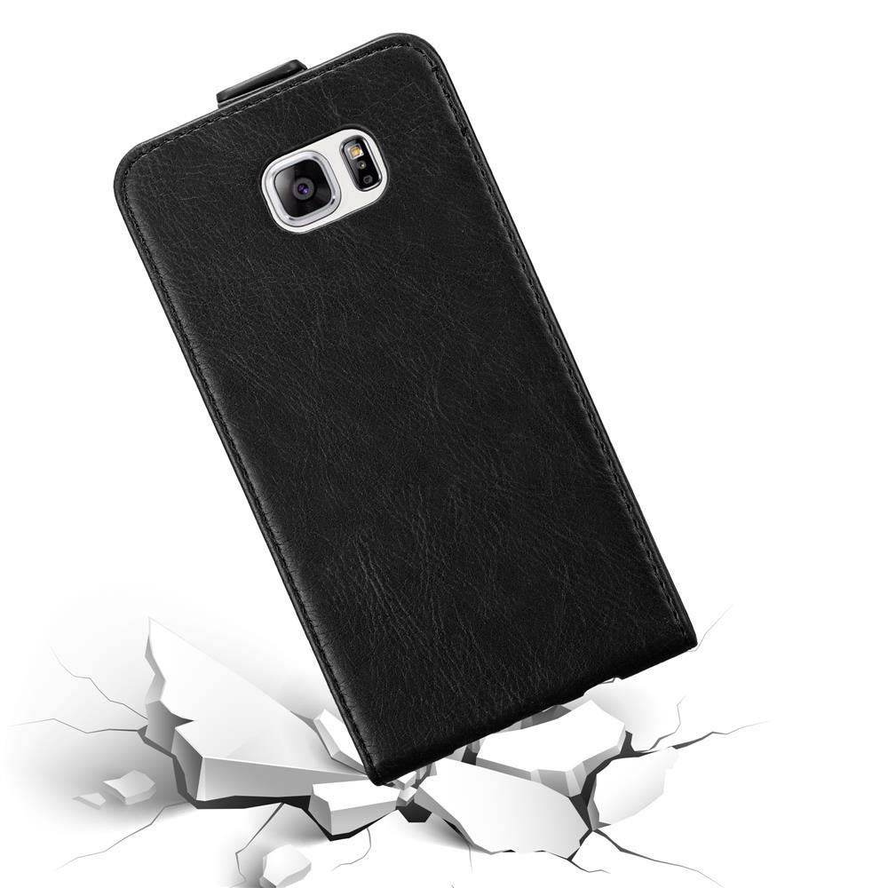 Custodia nera per telefono che cade su un terreno incrinato. Il coperchio è chiuso, mostrando un obiettivo della fotocamera.