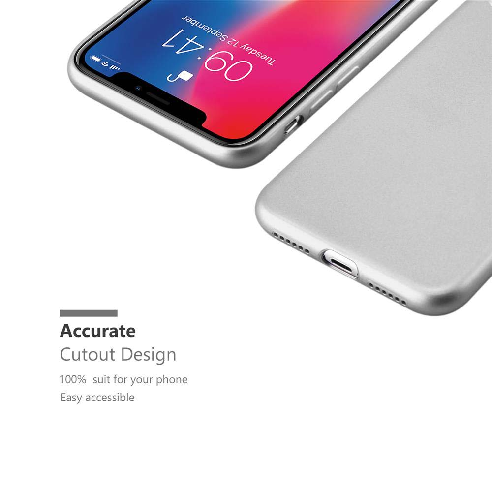 Un telefono e una custodia argentati sono mostrati, con un design ritagliato. Lo schermo mostra l'ora e la data.