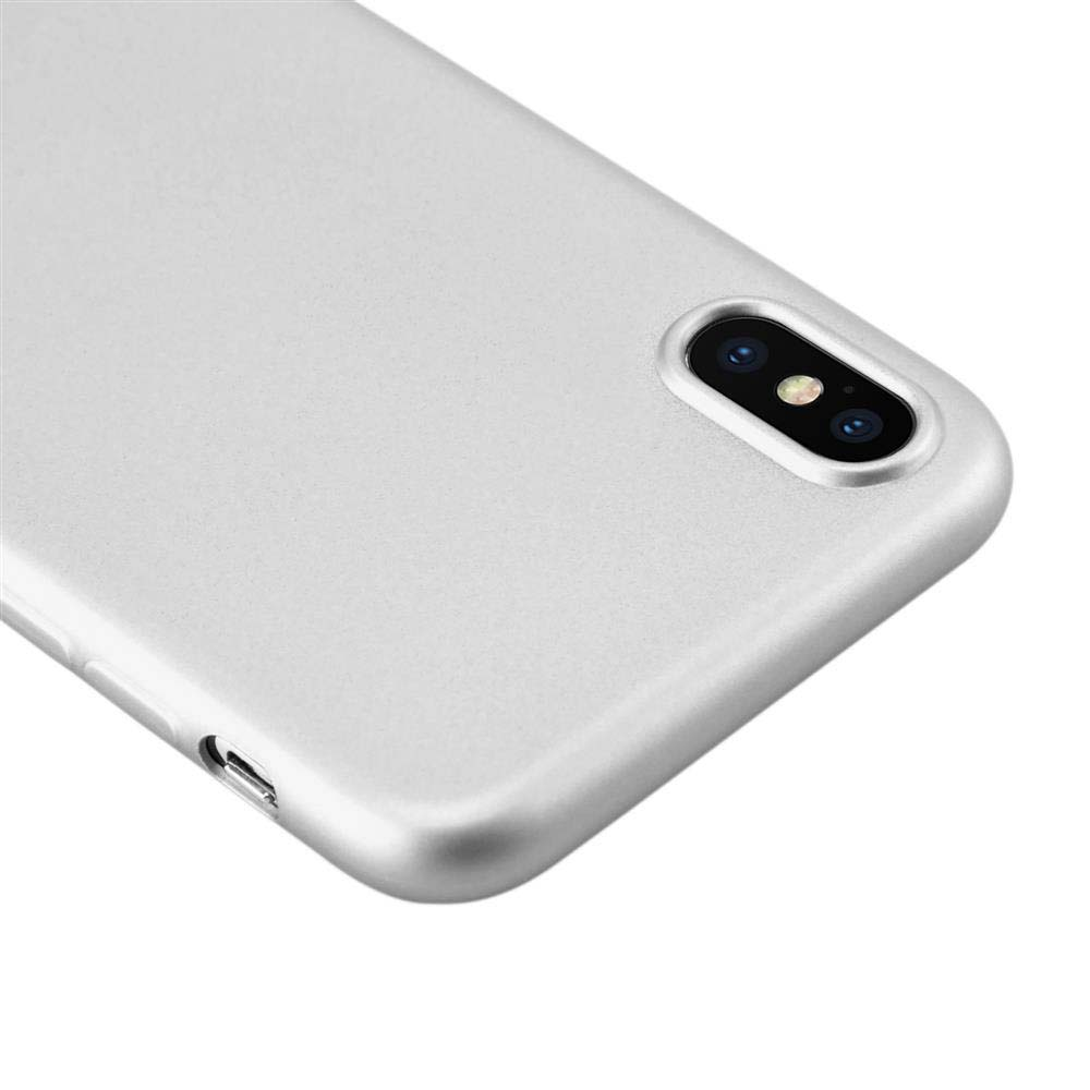 Primo piano di un telefono argentato con obiettivo della fotocamera. Il telefono è su una superficie bianca.
