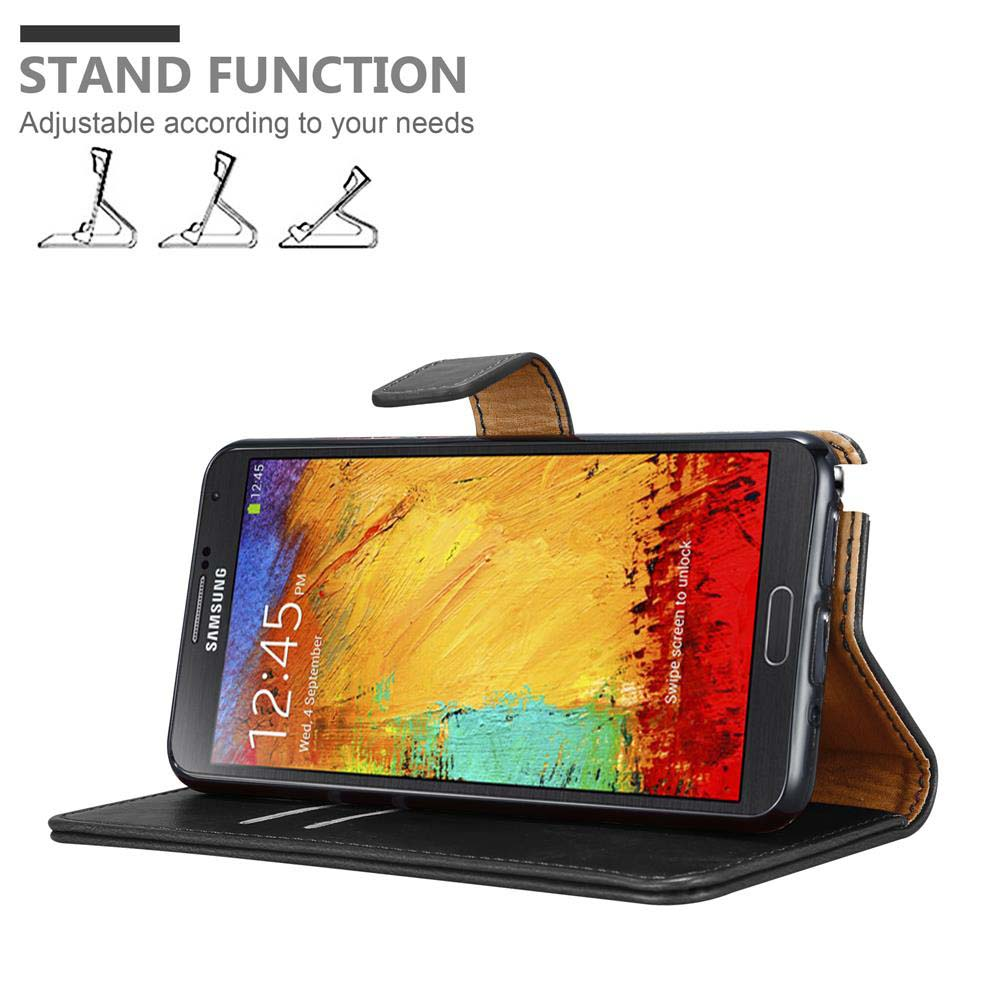 Un smartphone negro en una funda de cuero marrón, sobre una superficie blanca.