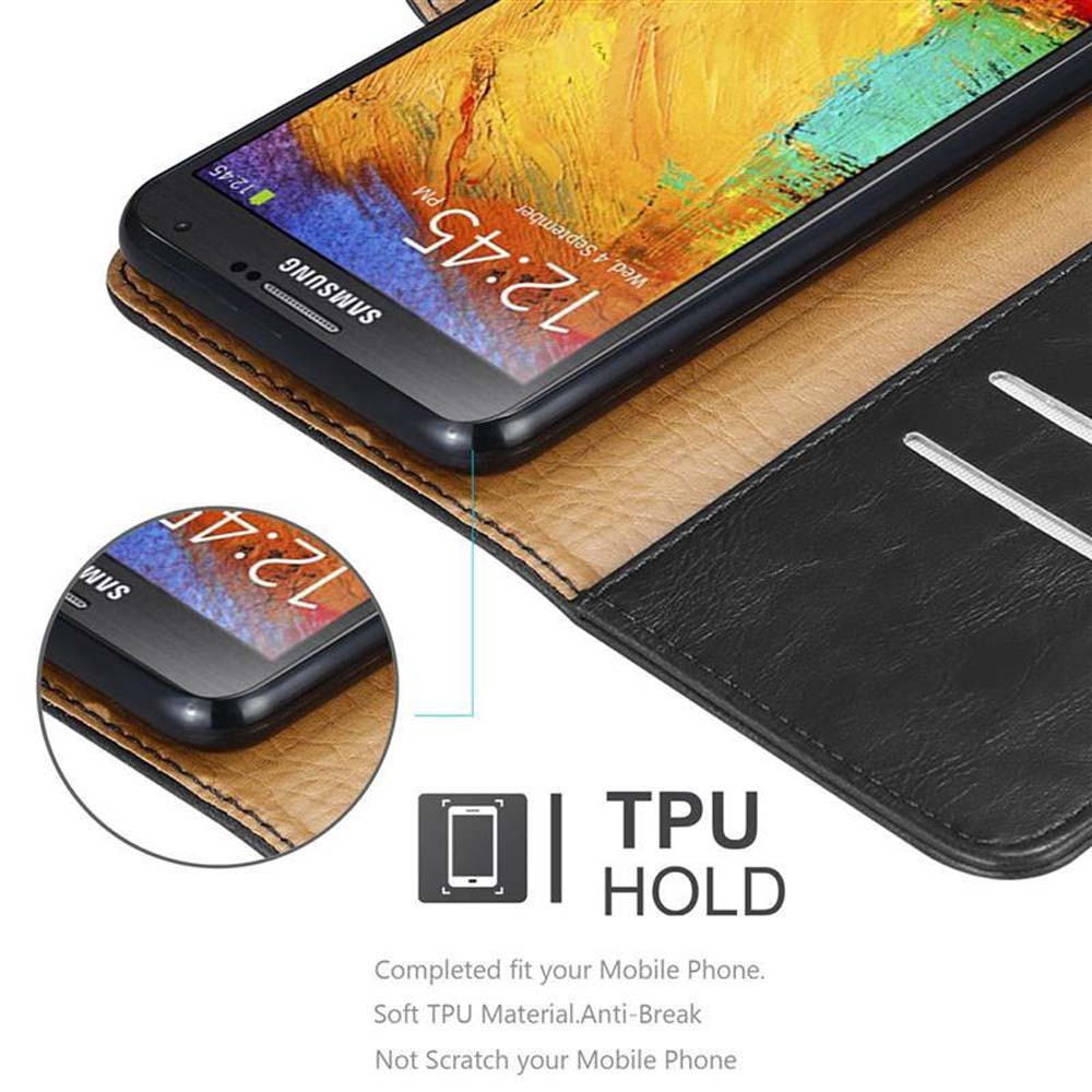 Teléfono negro en una funda de cuero marrón, mostrando la hora. También hay una vista más pequeña del teléfono.