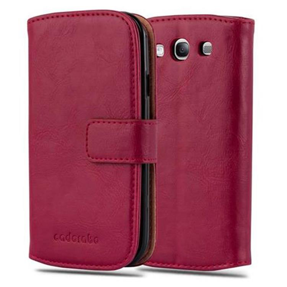 Funda cartera roja para teléfono con teléfono dentro. Fondo blanco.