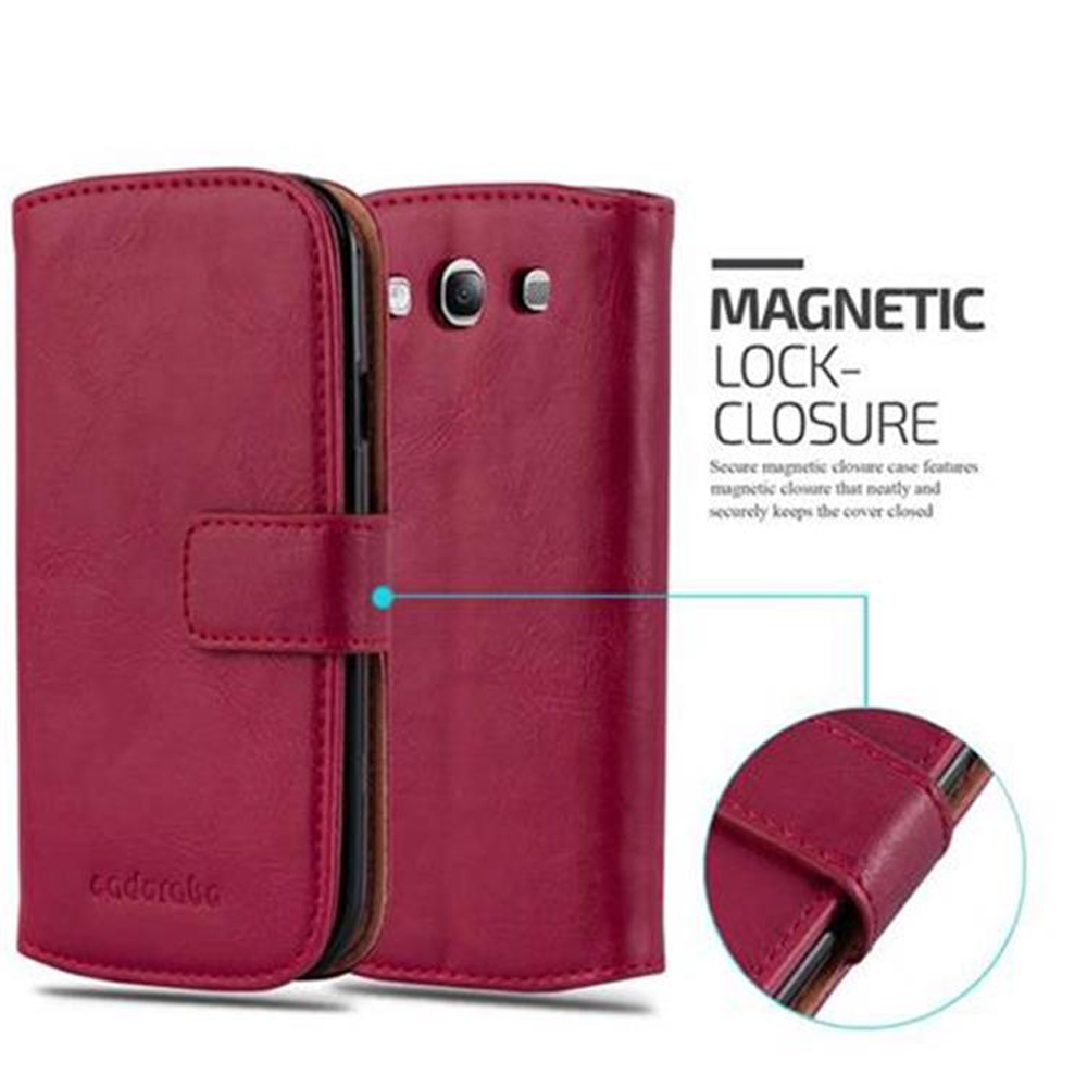 Funda roja para teléfono con cierre magnético. La funda está cerrada y muestra la marca.