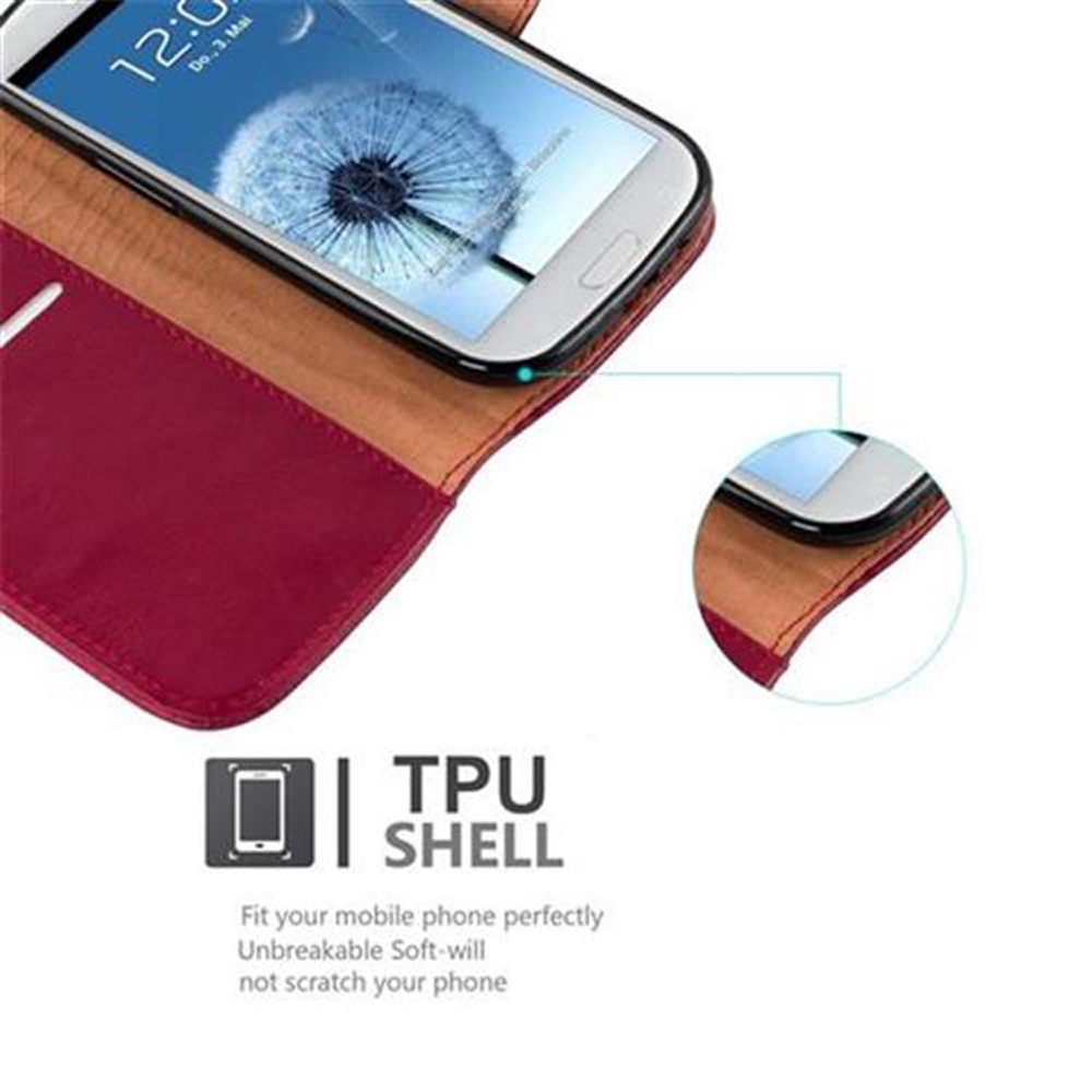 Un teléfono está en una funda roja y marrón. Texto: TPU SHELL. La pantalla del teléfono es visible.
