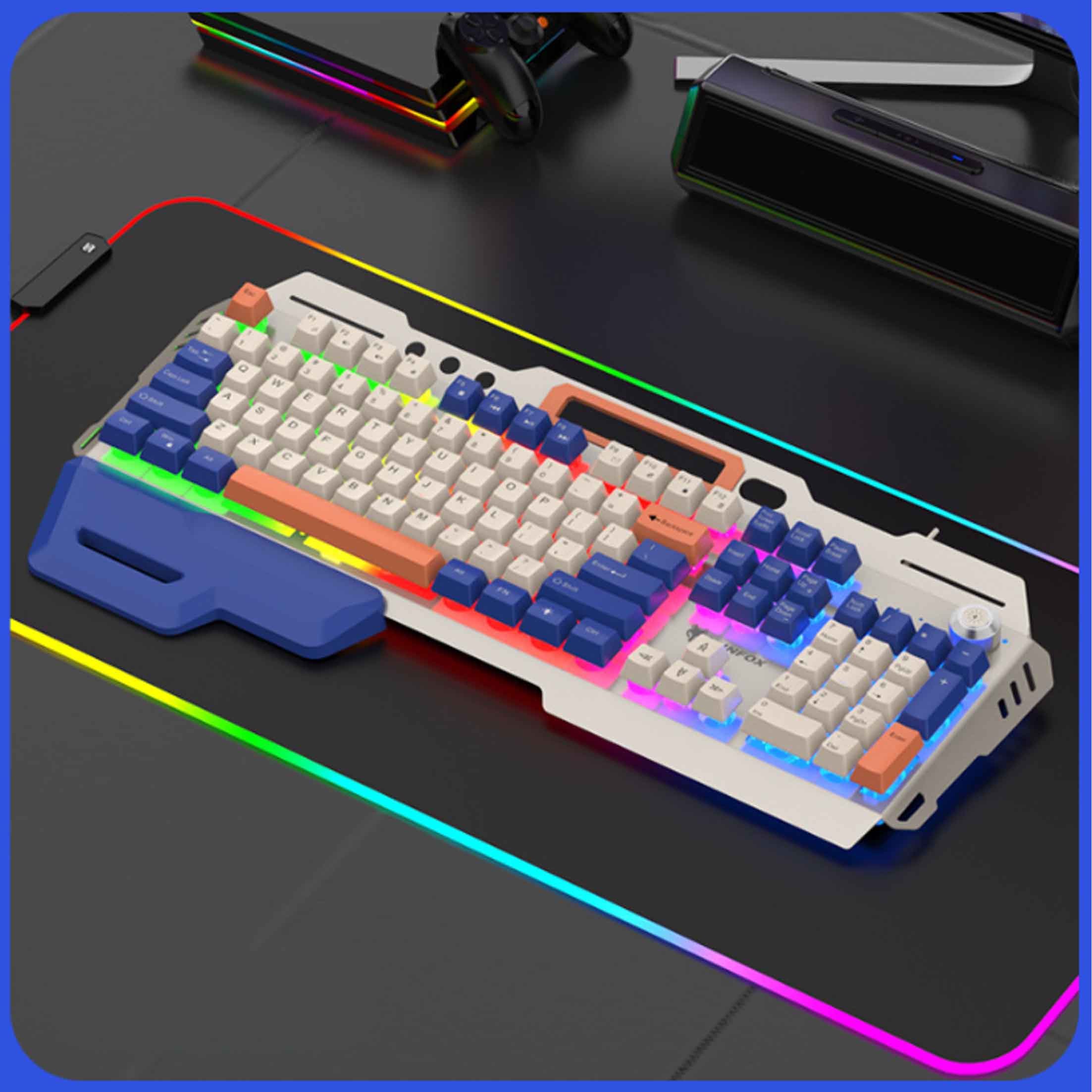 Klawiatura gamingowa z kolorowym podświetleniem, wieloma klawiszami i podkładką na ciemnej powierzchni.
