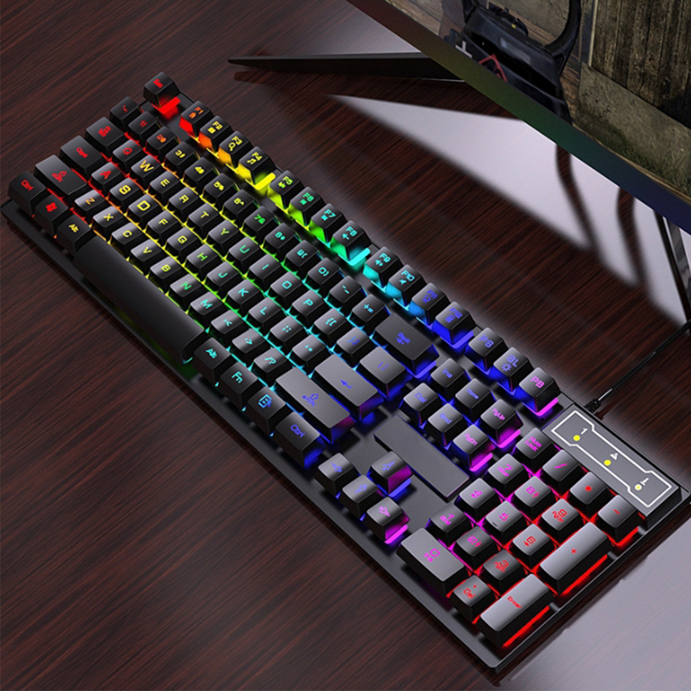Eine mechanische Tastatur mit farbigen beleuchteten Tasten. Die Tastatur liegt auf einem Holztisch.