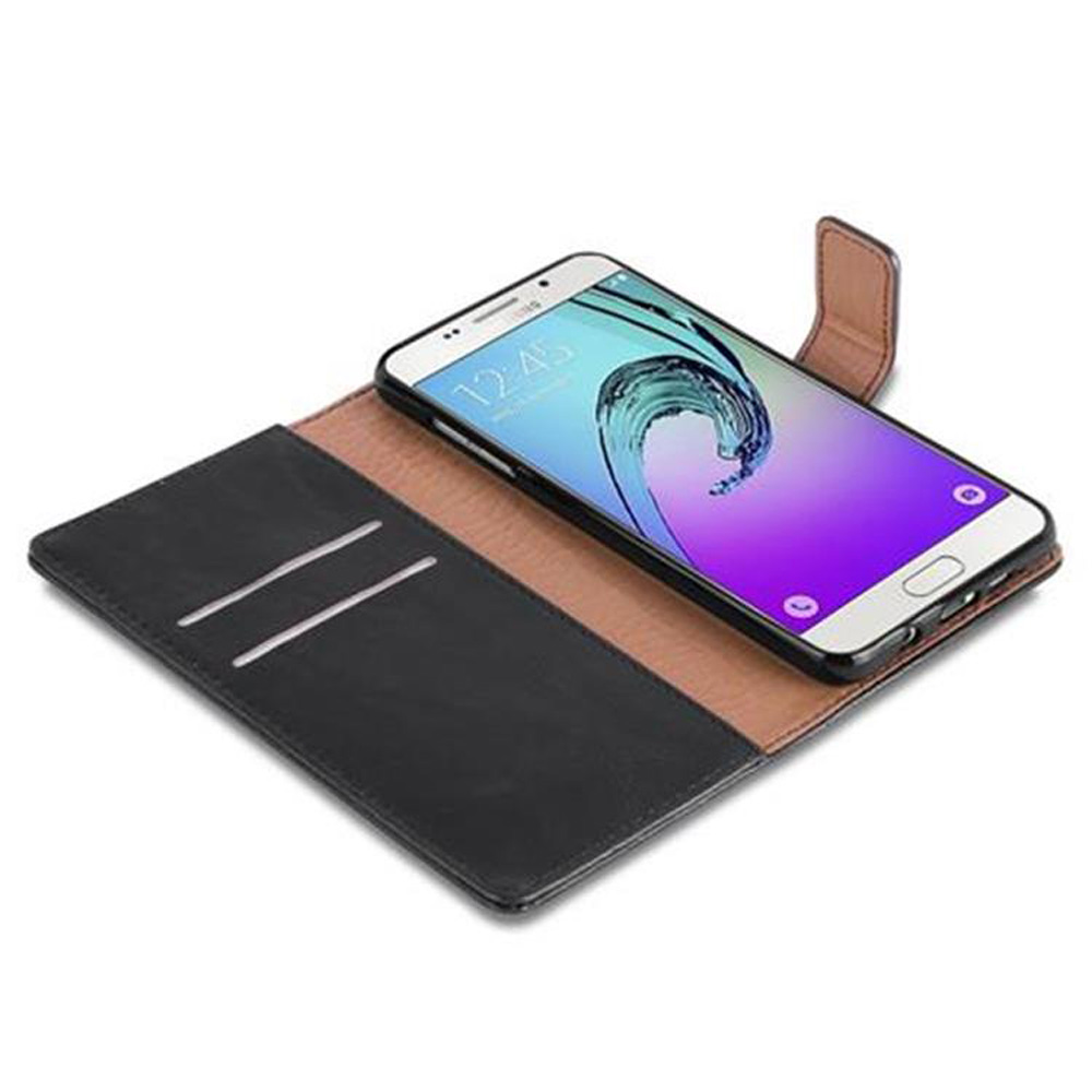 Funda de teléfono abierta con teléfono mostrando la hora. Colores marrón oscuro y negro.