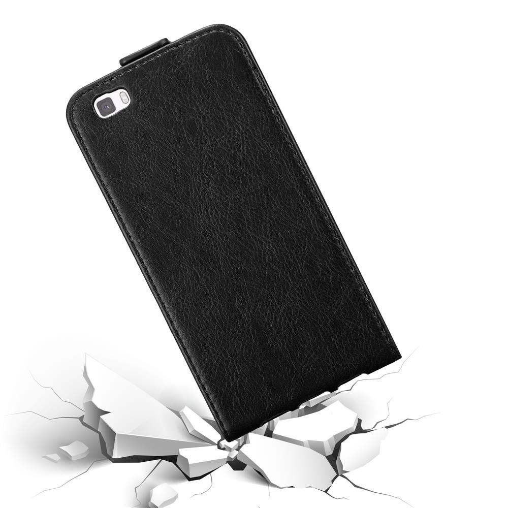 Una funda de teléfono negra se cae y el suelo se rompe. Muestra una prueba de protección.