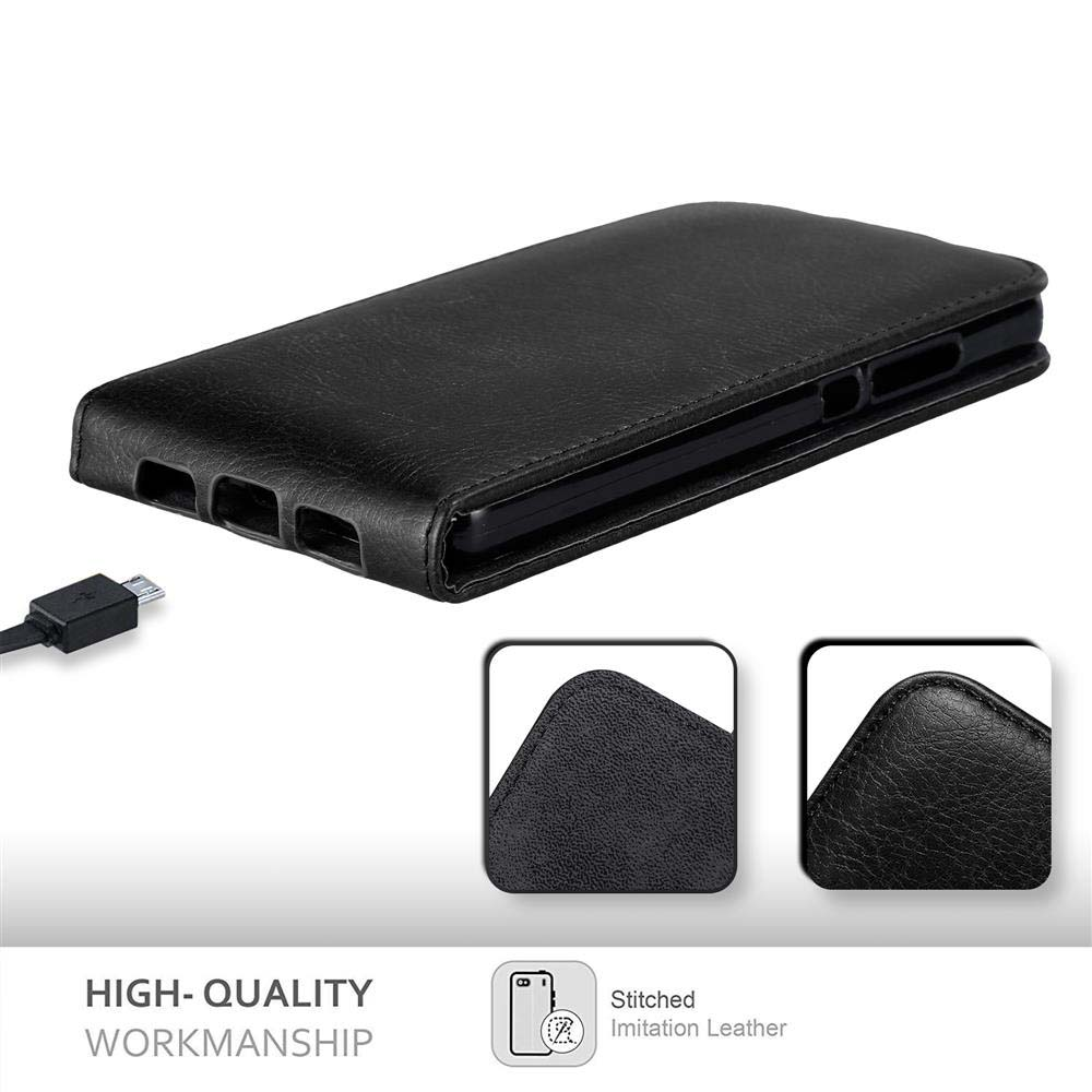 Funda de teléfono negra, similar al cuero, con un teléfono dentro. Detalles de costuras y material.