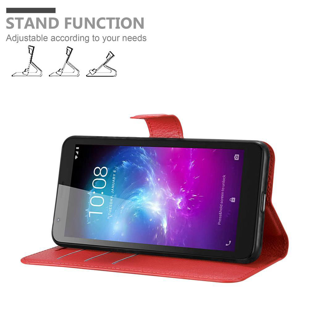 Ein Handy in roter, faltbarer Hülle, offen. Das Handy ist an und zeigt die Uhrzeit. Weißer Hintergrund, Standfunktion.
