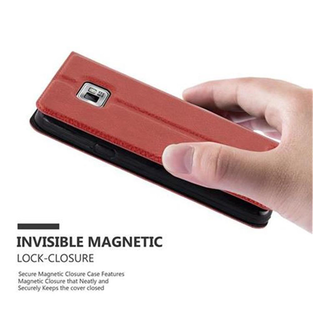 Funda roja para teléfono con cierre magnético, sostenida por una mano. Texto: Cierre magnético invisible.