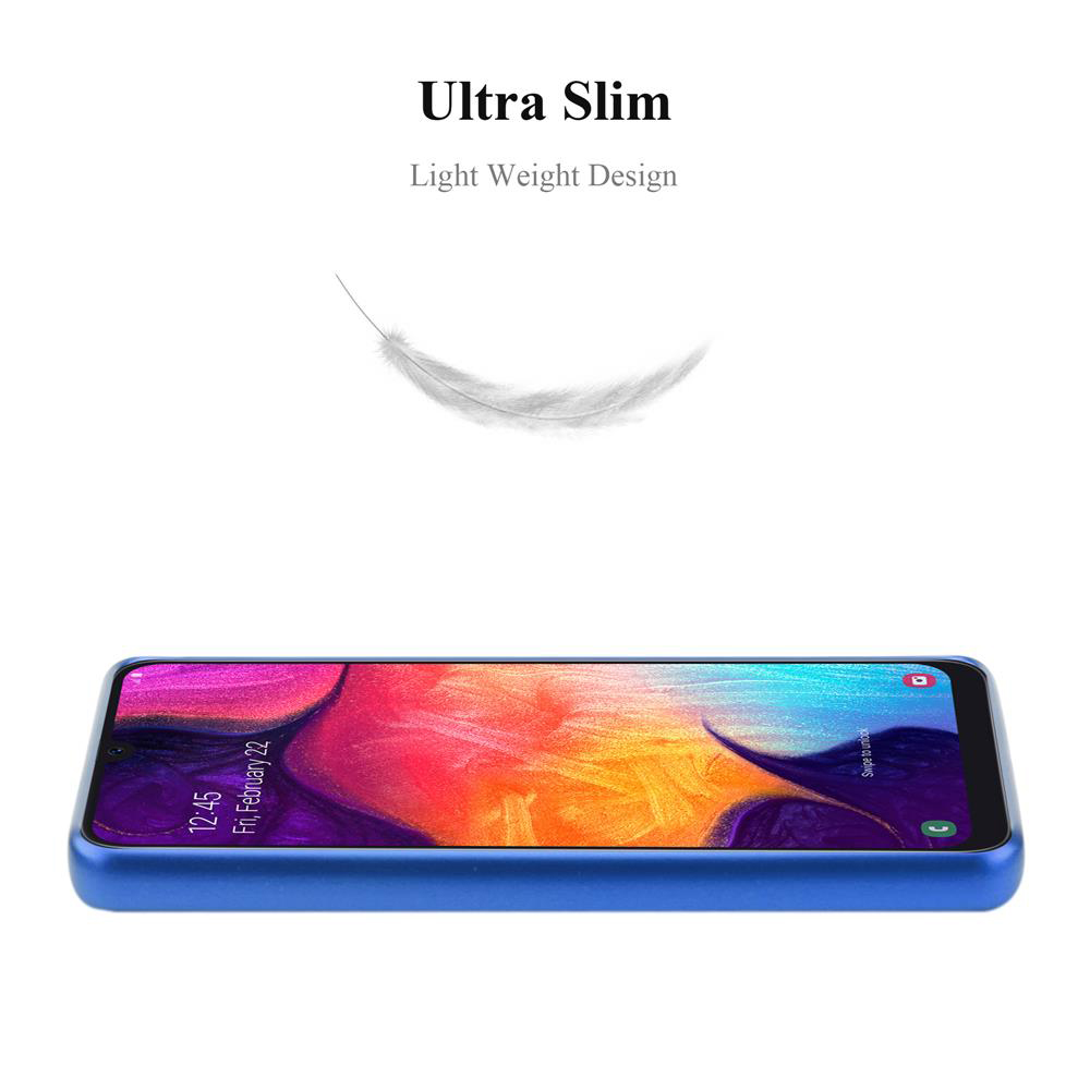 Una custodia blu con un telefono all'interno. Una piuma fluttua sopra. Sfondo bianco.