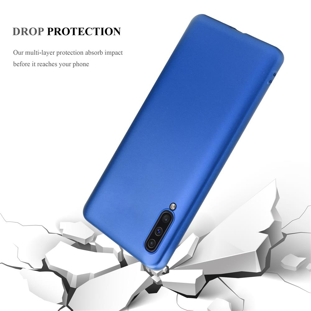 Custodia blu per telefono su una superficie bianca, con pezzi rotti intorno, che mostra la protezione dalle cadute.