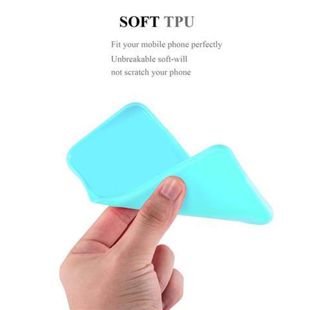 Mano che tiene una custodia per telefono blu. Sfondo bianco.