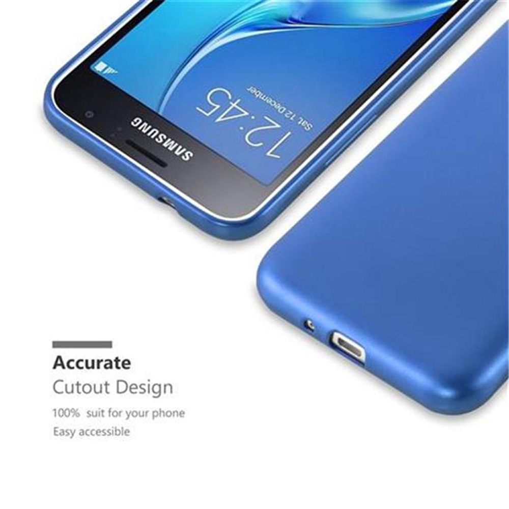 Eine blaue Handyhülle und ein Telefon, blaue Hülle zeigt Ausschnitte, Bildschirm mit Datum und Uhrzeit.