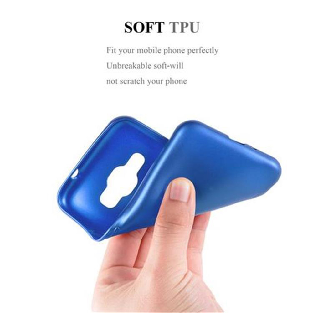 Eine Hand hält eine blaue Handyhülle, geöffnet. Die Hülle ist aus weichem TPU.
