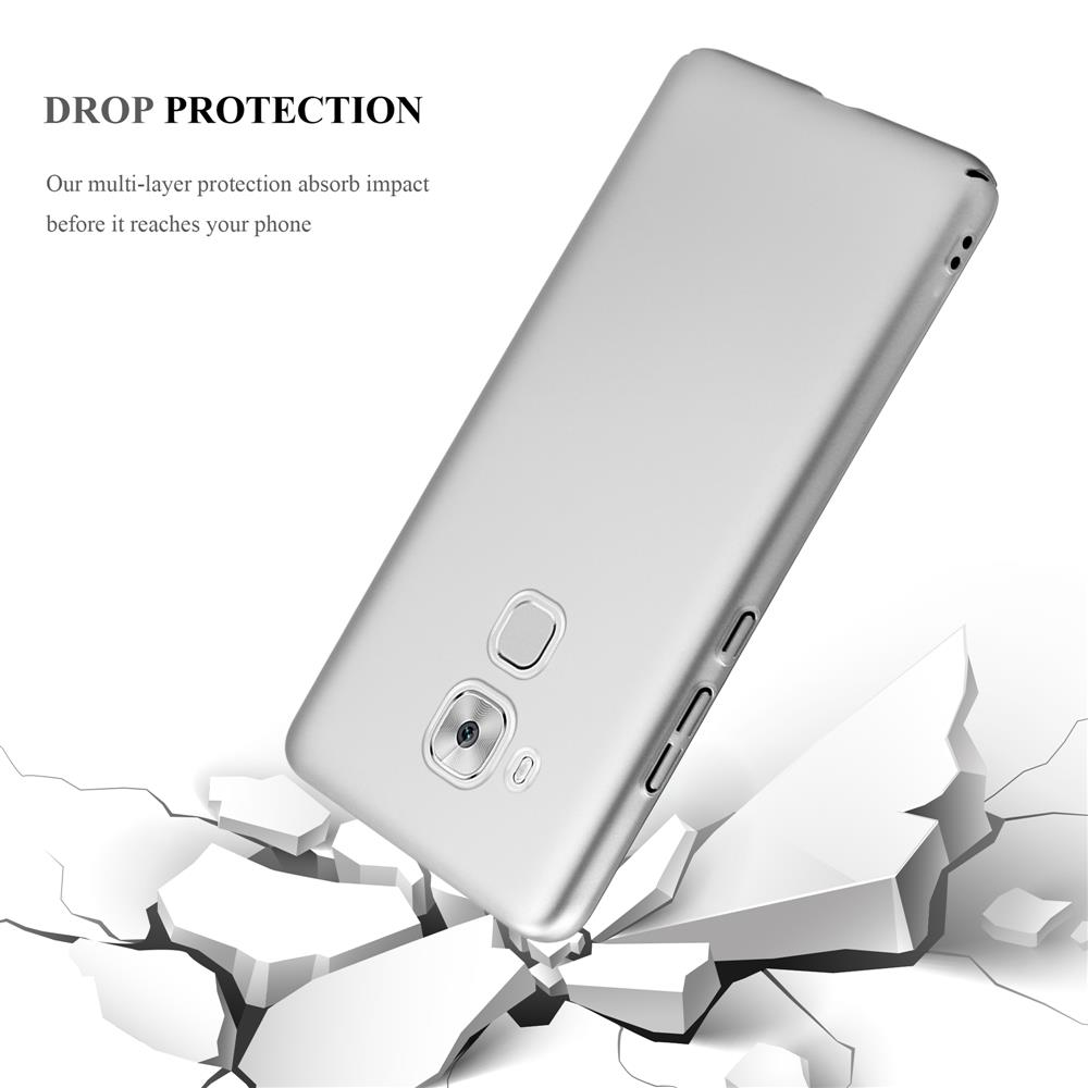 Custodia argentata per telefono su cemento rotto. Testo: Drop Protection. Il telefono è inclinato, lo sfondo è bianco.