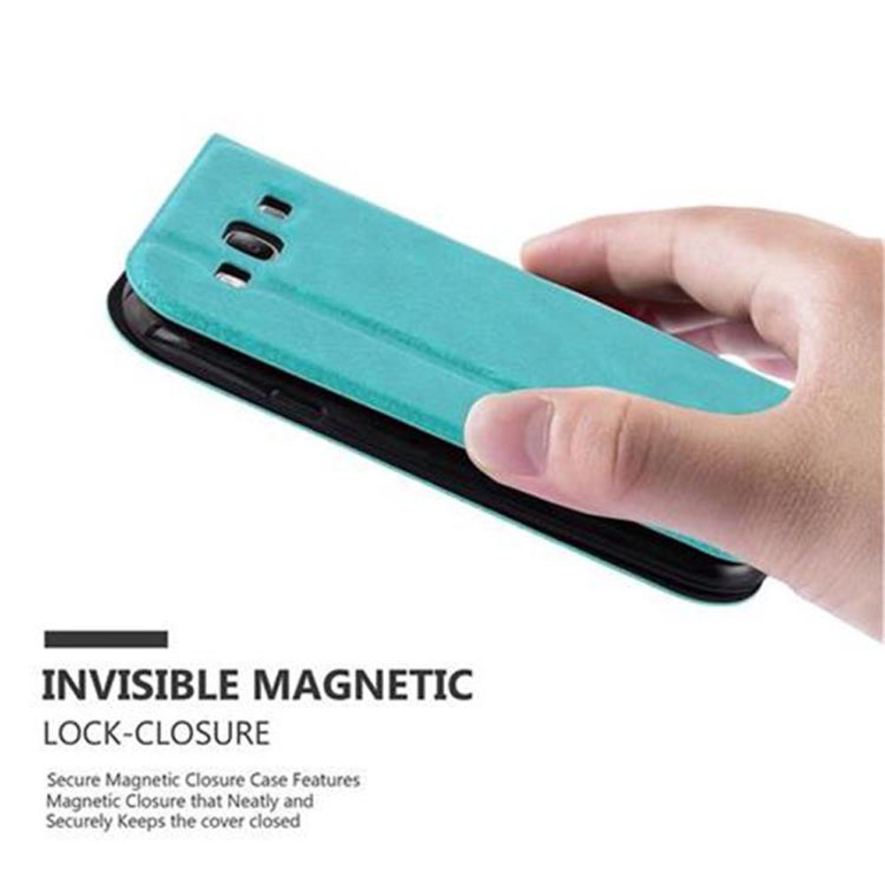 Una mano sosteniendo una funda de teléfono turquesa, que cubre parcialmente un teléfono. La funda tiene un cierre magnético.