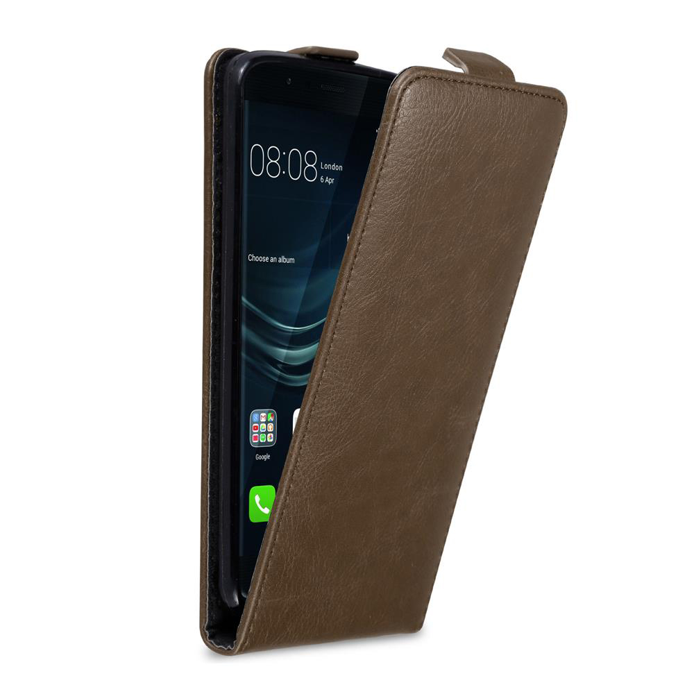Funda de teléfono de cuero marrón con teléfono dentro. El teléfono muestra la hora y una ubicación en Londres.
