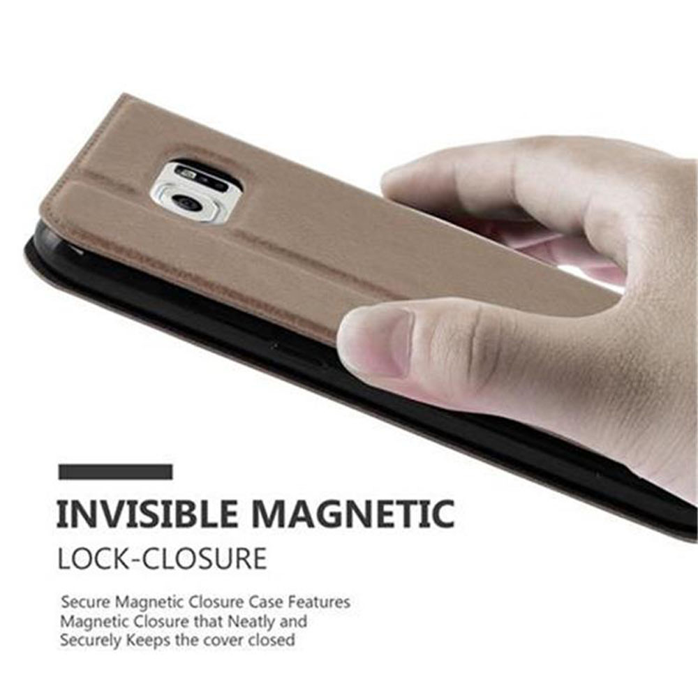 Una mano apre una custodia in pelle marrone, rivelando un telefono. La custodia ha una chiusura magnetica.