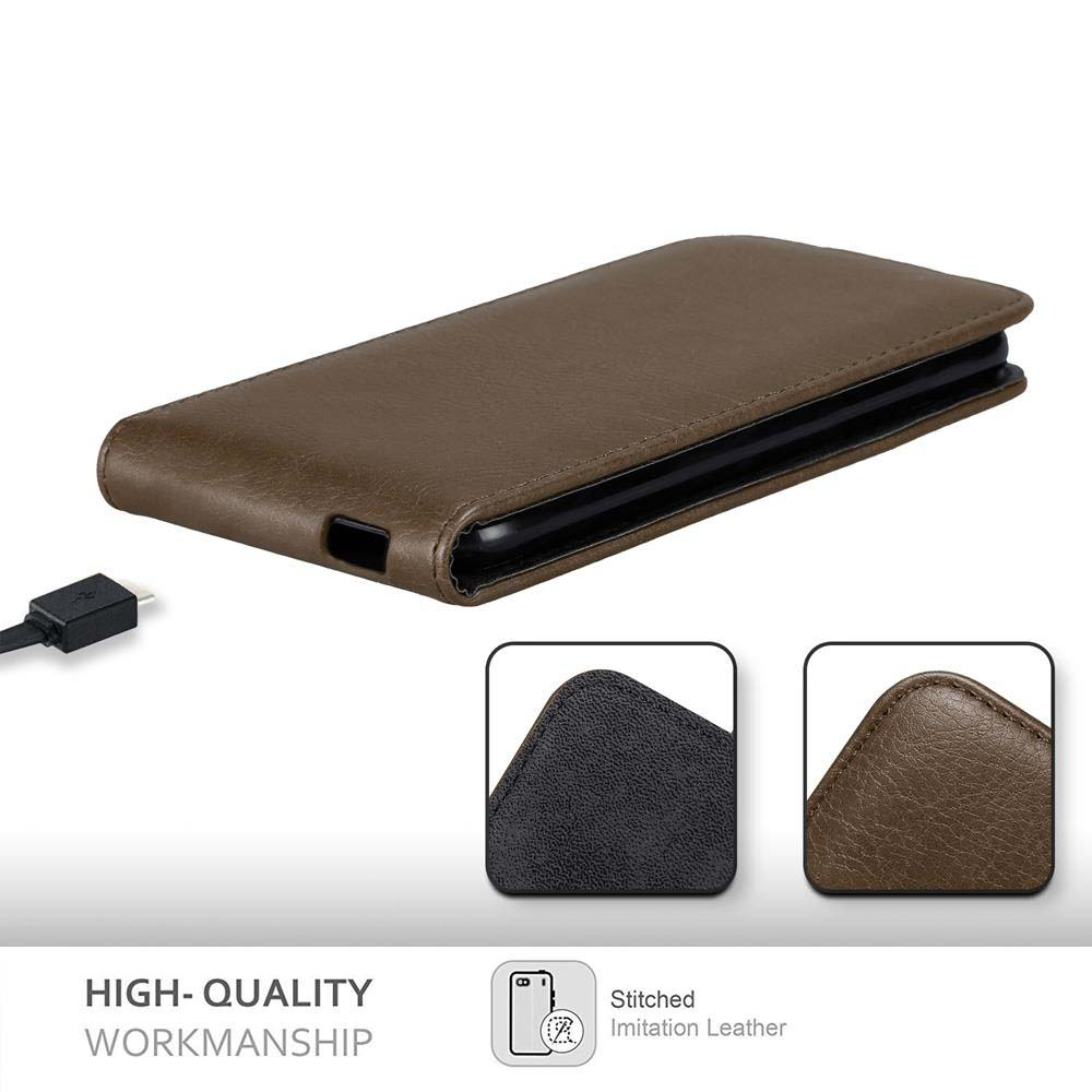 Custodia per telefono in pelle marrone con telefono all'interno. Primi piani mostrano cuciture e trama. Cavo USB nero.