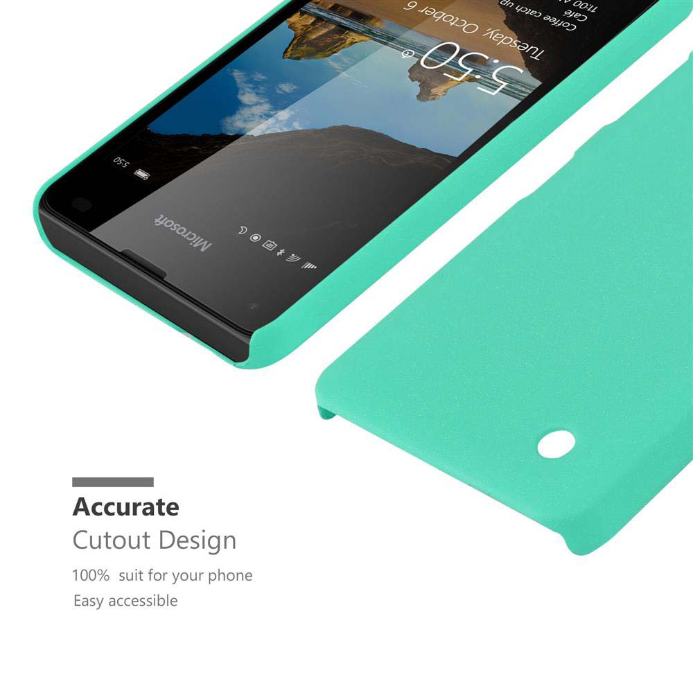 Une coque de téléphone sarcelle, ajustée sur un téléphone. La coque est près du téléphone. Le texte met l'accent sur la conception précise de la découpe.