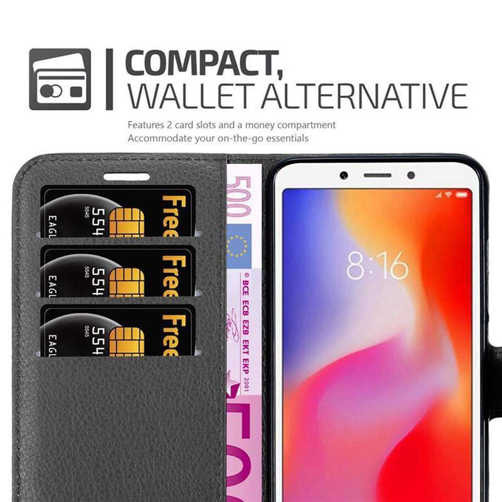 Un telefono in una custodia a portafoglio con carte e denaro. Sfondo bianco.