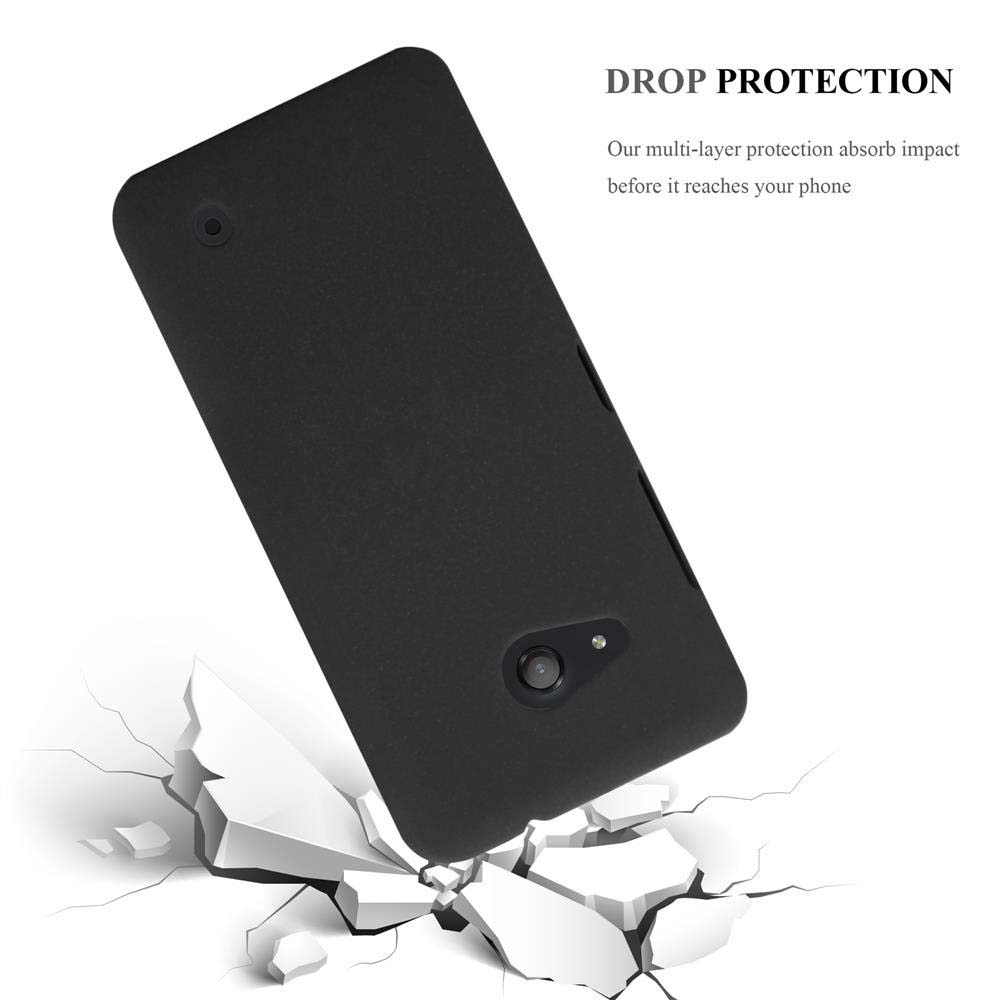 Coque de téléphone noire tombant sur un sol fissuré. La coque est sur le point de toucher le sol. Protection contre les chutes.