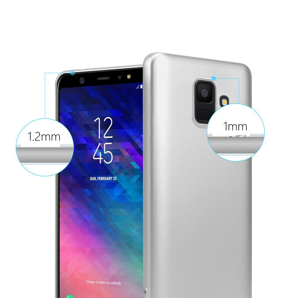 Ein silbernes Telefon und eine silberne Hülle. Das Telefon zeigt die Uhrzeit. Die Hülle ist 1 mm dick.