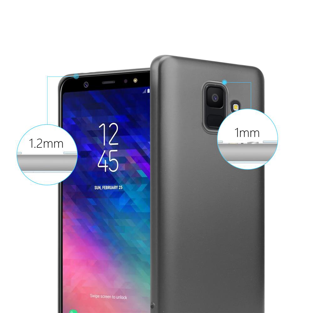 Ein Smartphone und eine graue Hülle. Text: 1,2 mm, 1 mm. Das Telefon zeigt die Uhrzeit an.