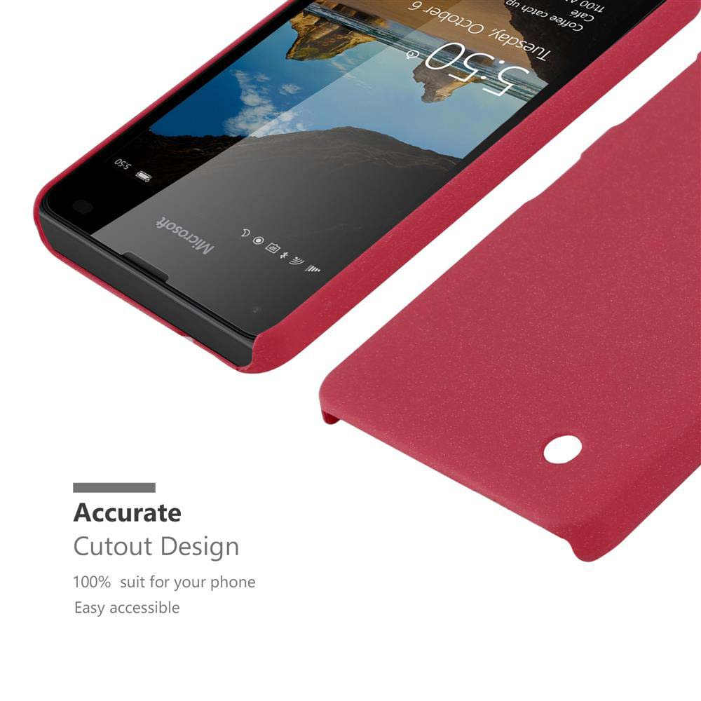 Téléphone avec coque rouge, placé à côté d'un autre, affichant l'heure et la date à l'écran.